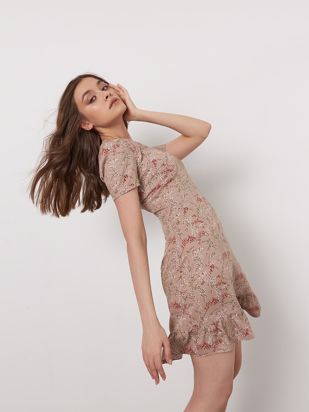 


Натуралистичный цветочный принт - один из главных трендов сезона. Это мини платье с оборкой по подолу станет идеальной покупкой в предверии теплого сезона. Сочетайте с высокими сапогами или летными босоножками.

На модели размер XS