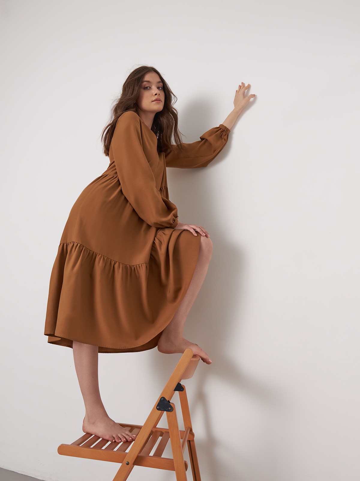 Платье-миди трапеция, цвет: кэмел Allweneed
Однотонное платье миди с каскадными декоративными сборками в актуальных оттенках природной гаммы. Утонченное и одновременно универсальное, оно идеально подойдет как на каждый день, так и для особогослучая. Дополните стильный образ казаками и широкополой шляпой.
На модели размер XS