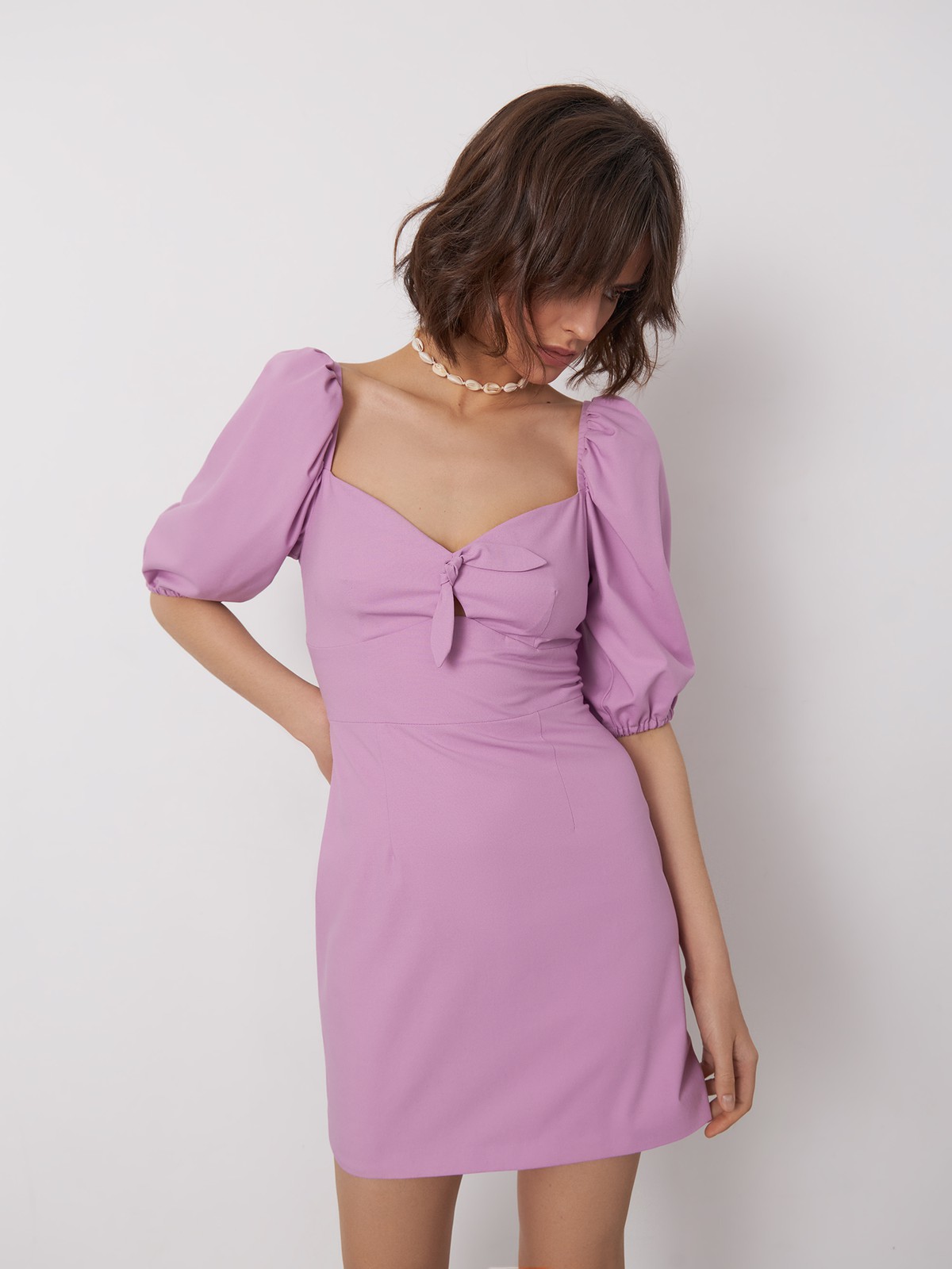 Платье мини с объемными короткими рукавами, цвет: лавандовый Allweneed
Полуоблегающее платье-мини с глубоким вырезом и лифом сердечко. Ультра женственная модель оформлена объемными короткими рукавами со сборками по контуру и декоративной завязкой.
На модели размер XS
