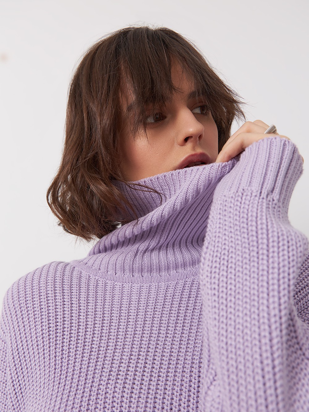 Оверсайз джемпер из хлопкового трикотажа оформлен объемными приспущенными рукавами и высокой горловиной-стойкой. Ребристая отделка в рубчик.

На модели размер ONE SIZE