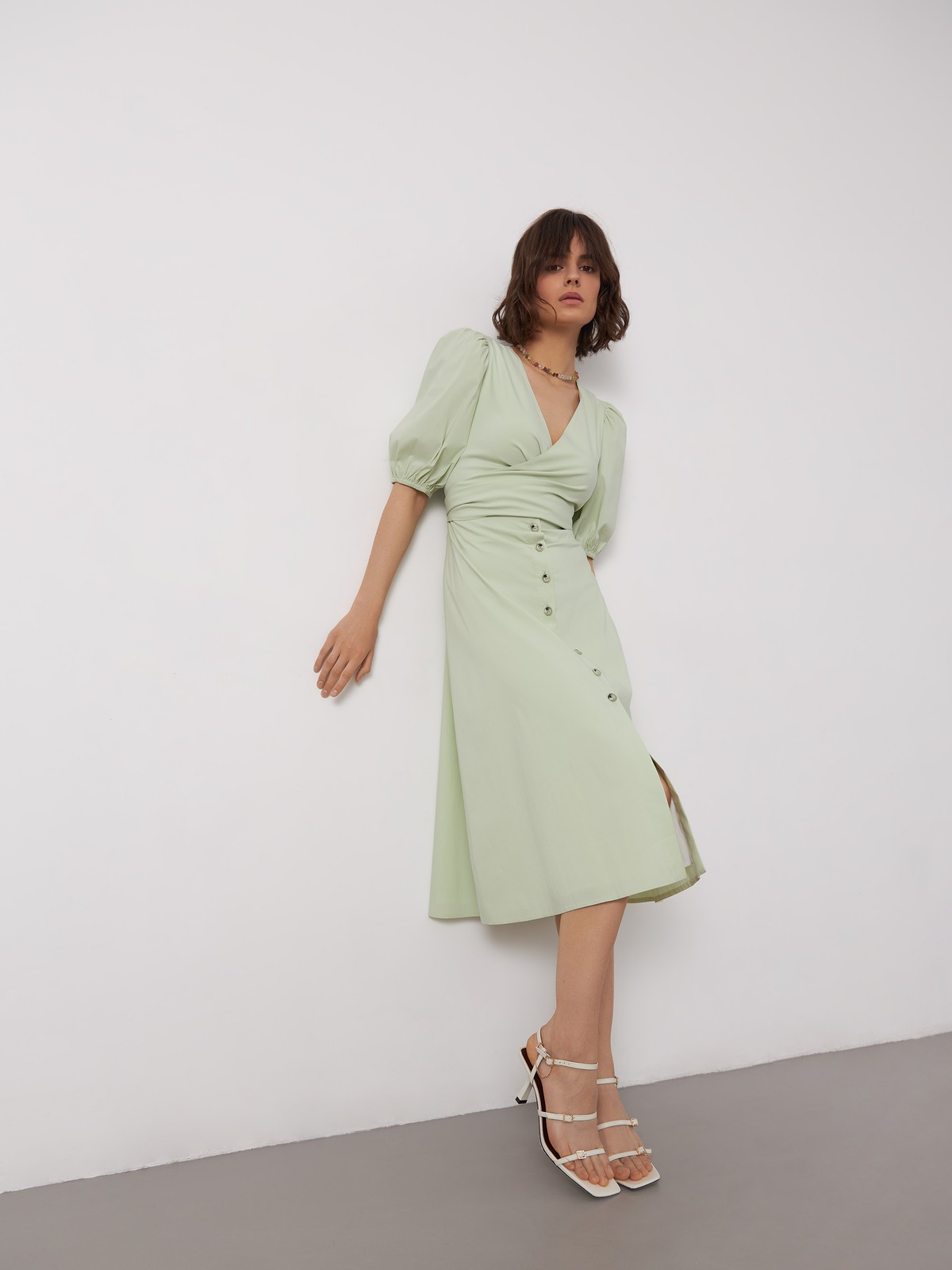 Платье-миди с обьемными рукавами , цвет: фисташковый Allweneed
Миди платье напоминает комплект из топа и юбки, надетых по отдельности. Топ оформлен объемными рукавами со сборками, а юбка повторяет А-силуэт и создает женственный образ. Декоративная драпировка по центру и вырез оголяют пресс и придают соблазнительное настроение образу.
На модели размер M