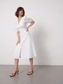 Платье-миди с обьемными рукавами , цвет: белый Allweneed
Миди платье напоминает комплект из топа и юбки, надетых по отдельности. Топ оформлен объемными рукавами со сборками, а юбка повторяет А-силуэт и создает женственный образ. Декоративная драпировка по центру и вырез оголяют пресс и придают соблазнительное настроение образу.
На модели размер M