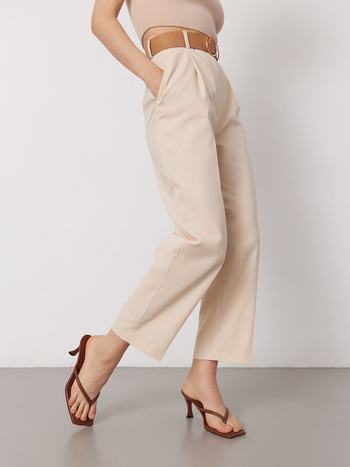 




Брюки-бананы с ремнем из эко-кожи в комплекте
Эти брюки - настоящий маст-хэв весенне-летнего сезона! Они выполнены из легкой льняной ткани и максимально комфортны в ношении. Природная цветовая гамма придаст гармонию любому образу. В комплект к брюкам
подберите жакет в тон из той же коллекции.

На модели размер XS