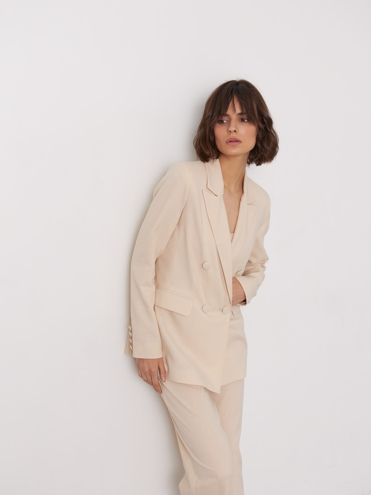 


Благородная природная палитра послужила вдохновнием для новой сезонной коллекции. Двубортный жакет из натурального льна будет отлично смотреться в дуэте с костюмными брюками или юбкой в тон, босоножками или высокими сапогами.

На модели размер XS