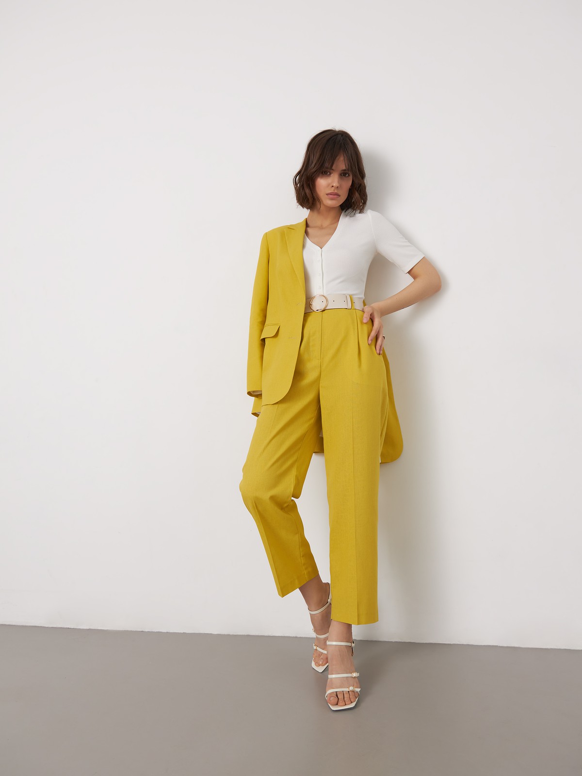 Брюки-бананы , цвет: лимонный Allweneed
Брюки-бананы с ремнем из эко-кожи в комплекте
Эти брюки - настоящий маст-хэв весенне-летнего сезона! Они выполнены из легкой льняной ткани и максимально комфортны в ношении. Природная цветовая гамма придаст гармонию любому образу. В комплект к брюкам
подберите жакет в тон из той же коллекции.
На модели размер XS