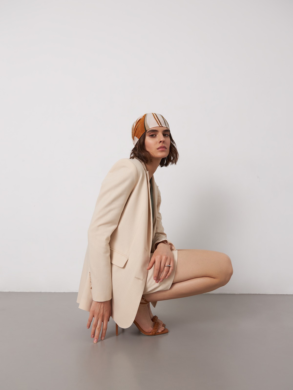 Жакет однобортный, цвет: светло-бежевый Allweneed
Однобортный жакет оформлен острыми лацканами и 1 рядом однотонных пуговиц, вытягивающих силуэт. Костюмная двойка - беспроигрышное сочетание, куда бы вы его ни надели. В комплект к жакету в коллекции можно подобрать юбку или шорты из такой же ткани.
На модели размер XS