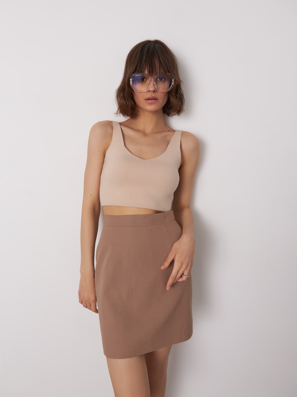 Мини-юбка , цвет: какао Allweneed
Мини-юбка с потайной молнией. Ткань идеальна для жаркого лета: дышит, создает ощущение легкости и приятна к телу. В комплект к юбке из коллекции можно подобрать жакет из такой же ткани.
На модели размер XS