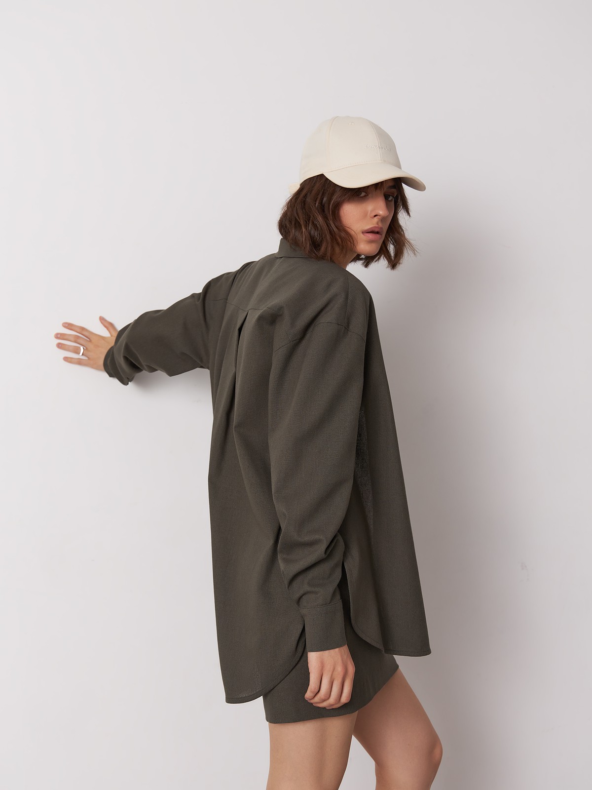 


Натуральные ткани и природные оттенки задают настроение нового сезона. Эта рубашка oversize выполнеан изо льна в умиротворяющией палитре природных оттенков. Создайте актуальный и в то же время вневременной образ, сочетая ее с юбкой или брюками в тон.

На модели размер XS/S