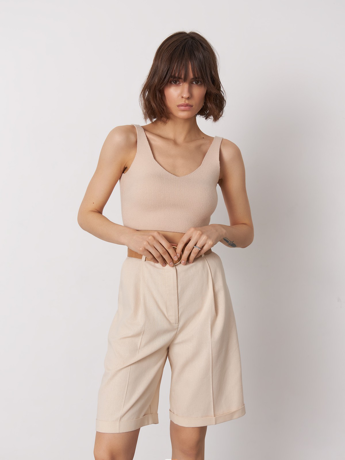 




Шорты бермуды - внесезонный хит коллекций уже несколько сезонов подряд. Наша новинка универсальной длины из легкой льняной ткани отлично смотрится на любой фигуре: благодаря высокой посадке на талии и мягким защипам по бокам. В комплект к шортам из коллекции можно подобрать жакет и рубашку из такой же ткани. Ремень из искусственной кожи в комплекте.

На модели размер XS