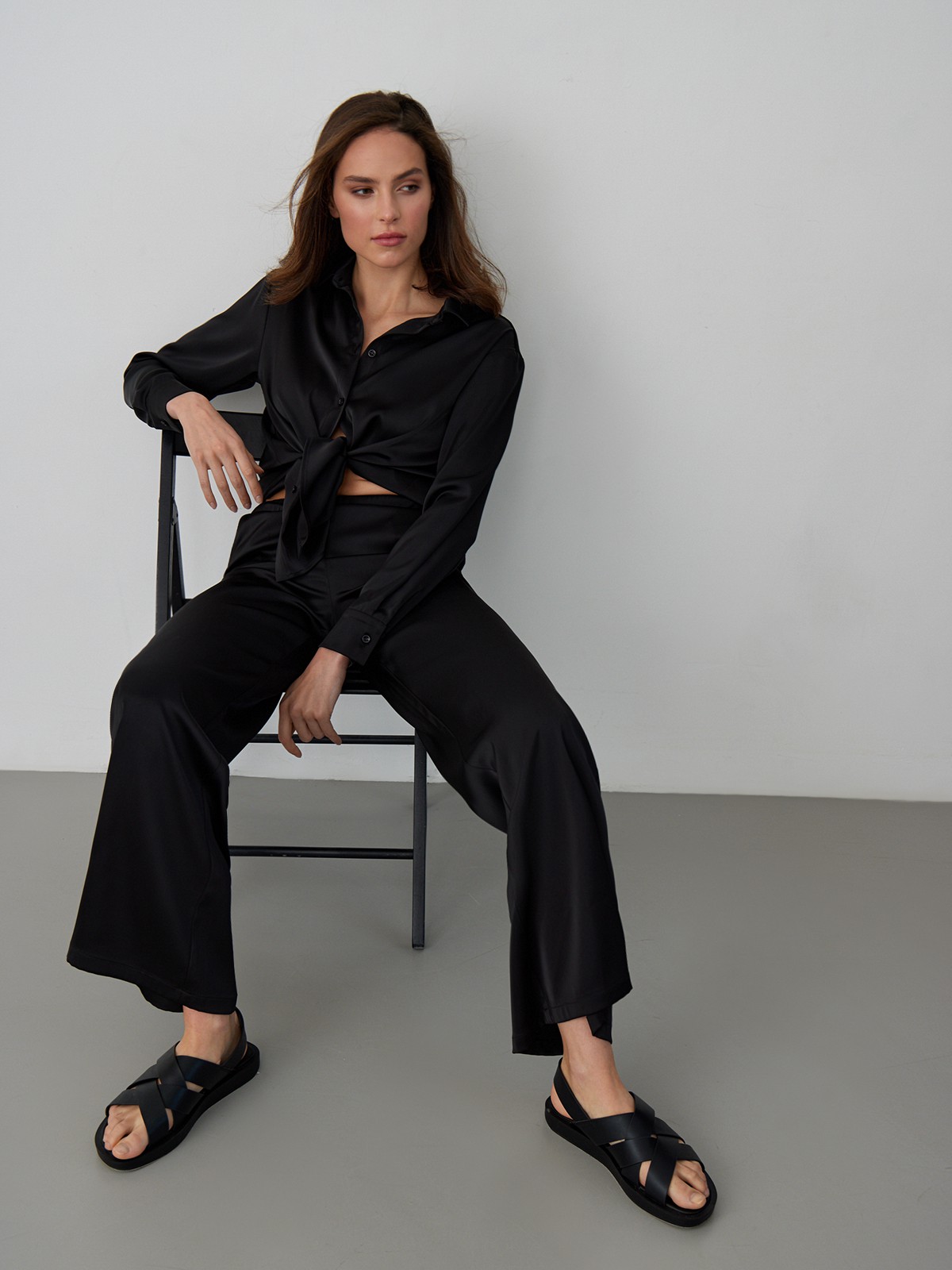 


Брюки широкого кроя из струящейся вискозы. Комфортный пижамный крой с эластичной резинкой на талии. Носите в сочетании с контрастным топом или рубашкой в тон, грубыми сандалиями и фигурными очками.

На модели размер XS