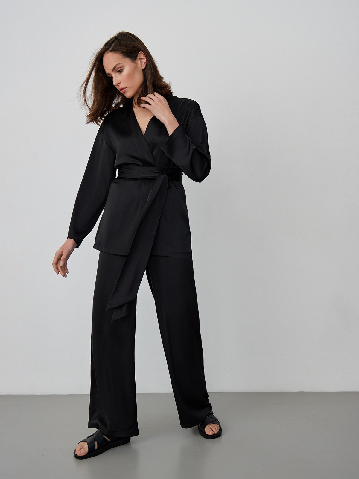 


Жакет из струящейся вискозы с длинным поясом и драпировкой на запах. Одновременно лаконичный и эффектный выбор на каждый день и для выхода в свет. Сочетайте с брюками или юбкой из аналогичной ткани, босоножками или грубыми сандалиями, крупными винтажными украшениями.

На модели размер XS