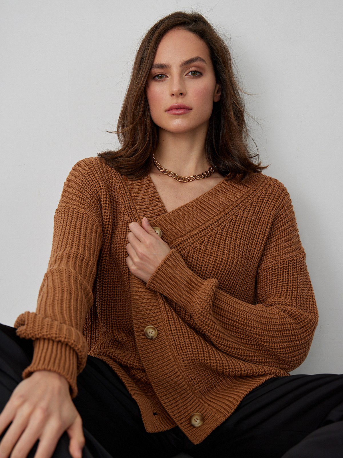 Кардиган oversize с V-образным вырезом и спущенным плечом. Модель дополнена 3 роговыми пуговицами. Дополните теплый и уютный образ бельевым топом или футболкой.

На модели размер one size