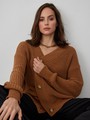 Кардиган oversize с V-образным вырезом и спущенным плечом. Модель дополнена 3 роговыми пуговицами. Дополните теплый и уютный образ бельевым топом или футболкой.

На модели размер one size