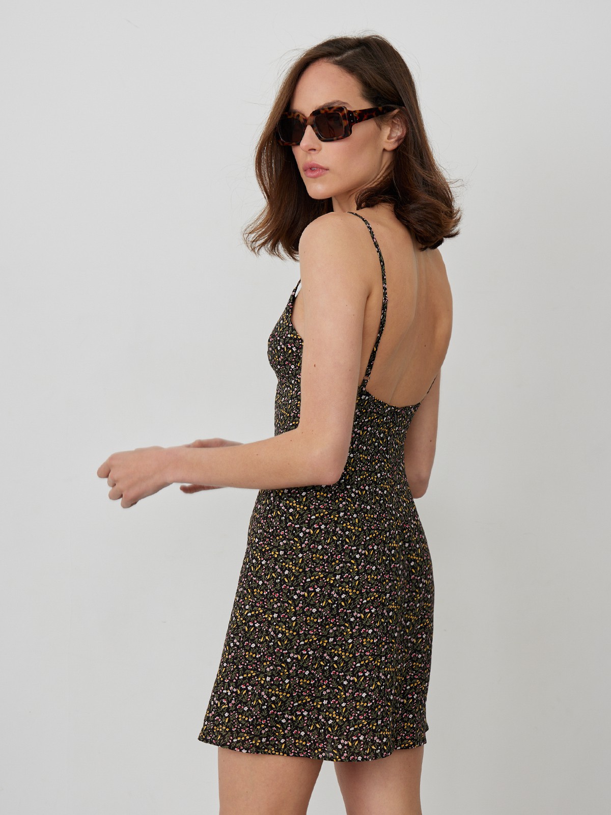 


Мини-платье из вискозы с мелким цветочным принтом на тонких бретельках. Создайте контрастный образ в паре с босоножками, солнечными очками и модной сумкой.

На модели размер XS