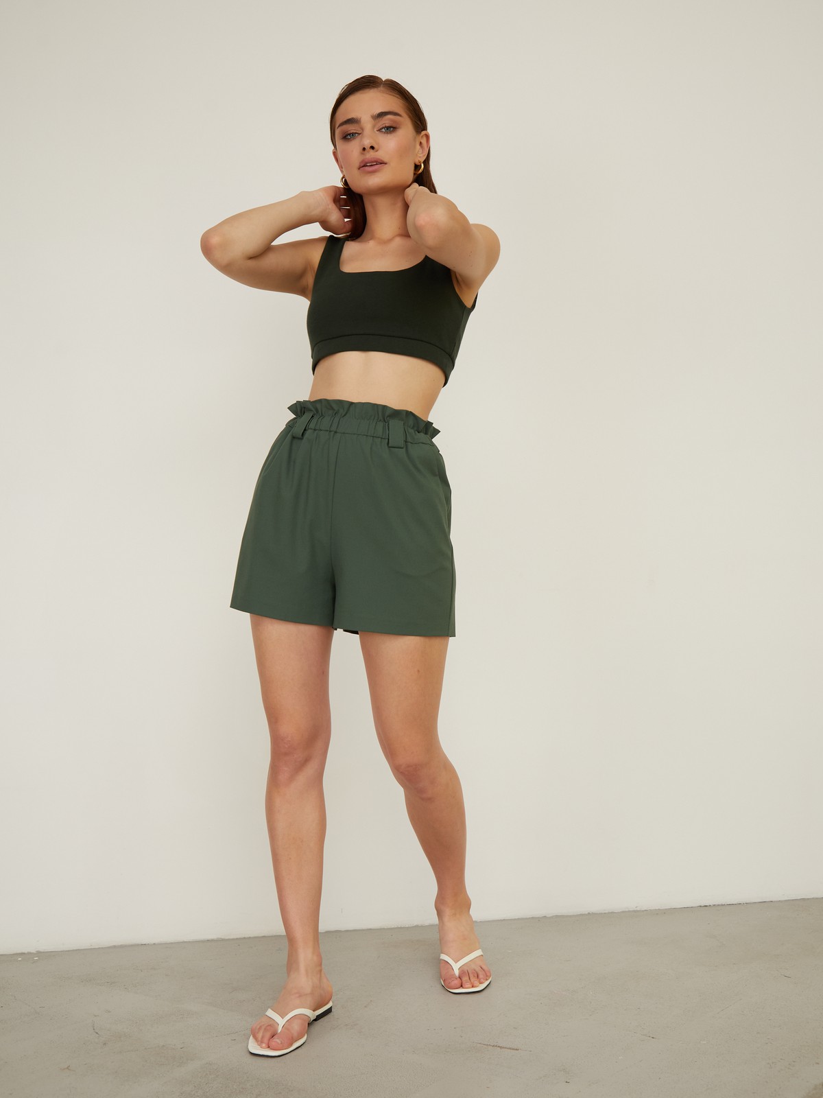 


Шорты с завышенной талией с боковыми прорезными карманами. Эластичная резинка на талии для дополнительного комфорта в носке. Шлевки и декоративные сборки у талии создают интересный акцент.

На модели размер S