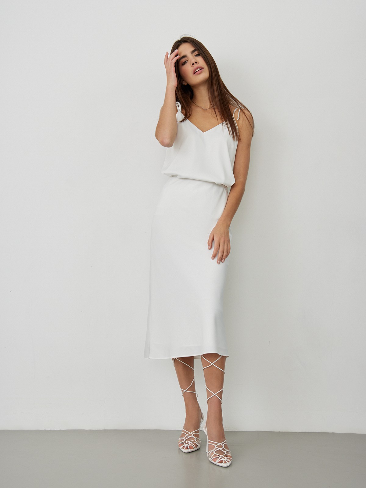 Юбка миди на резинке, цвет: белый Allweneed Юбка миди -вещь-инвестиция. Универсальный силуэт подчернет достоинства фигуры и будет отлично сочетаться с однотонным или контрастным кроп-топом, oversize кардиганом или укороченной рубашкой.
На модели размер XS