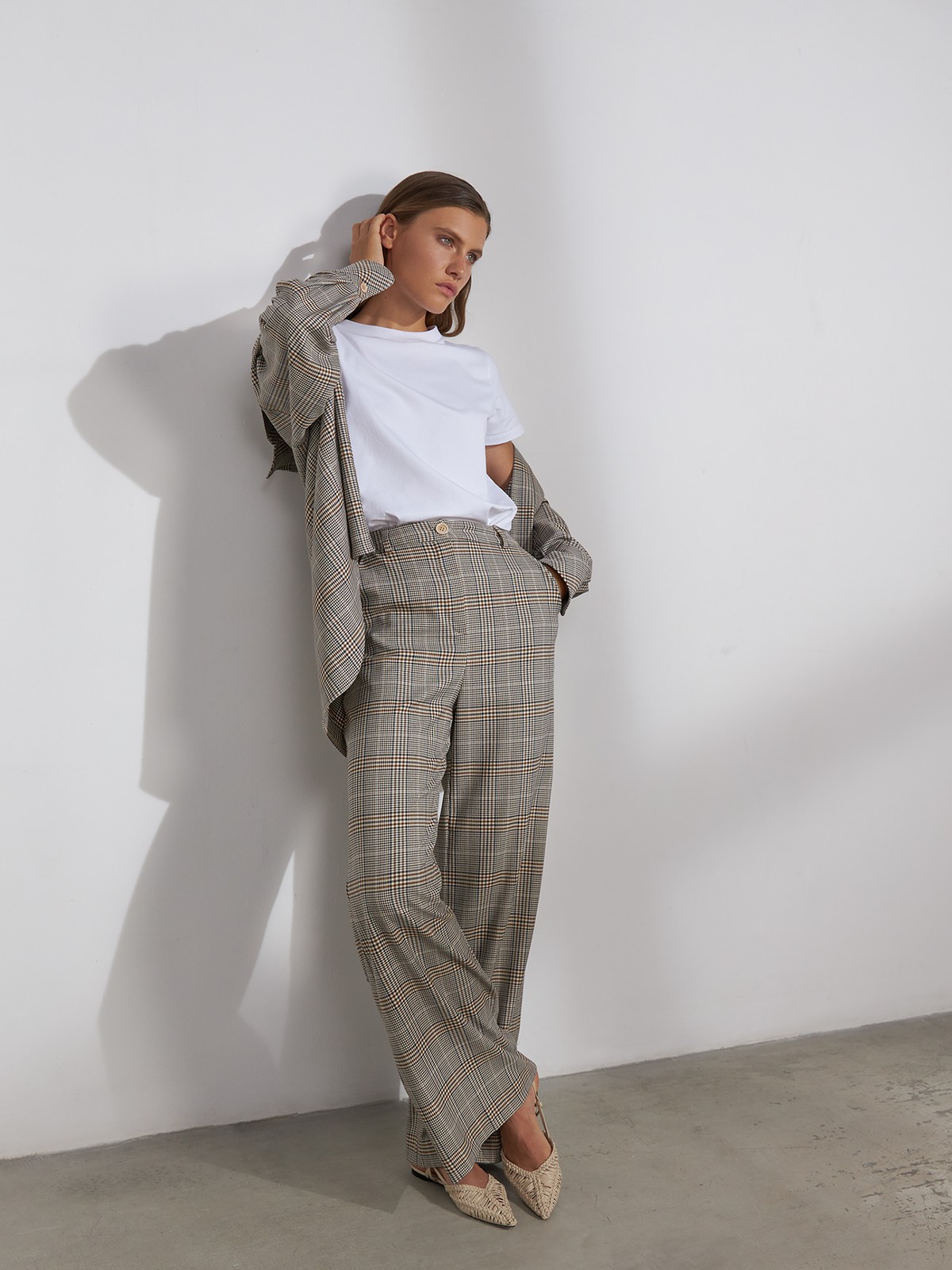 Эти брюки - отличный пример того, как добавить принт в актуальную клетку в свой гардероб. Их свободный крой придется по душе поклонницам свободы и размеренности. . Актуальный силуэт и комфортная посадка для образов на каждый день

. . Посадка на талии

 Застежка на молнию и пуговицу

 Тонкая вискозная ткань легкая, мягкая, приятная к коже

В таких ваши ноги будут казаться просто бесконечными. Сочетайте с контрастным топом и лаконичной обувью.

На модели размер XS