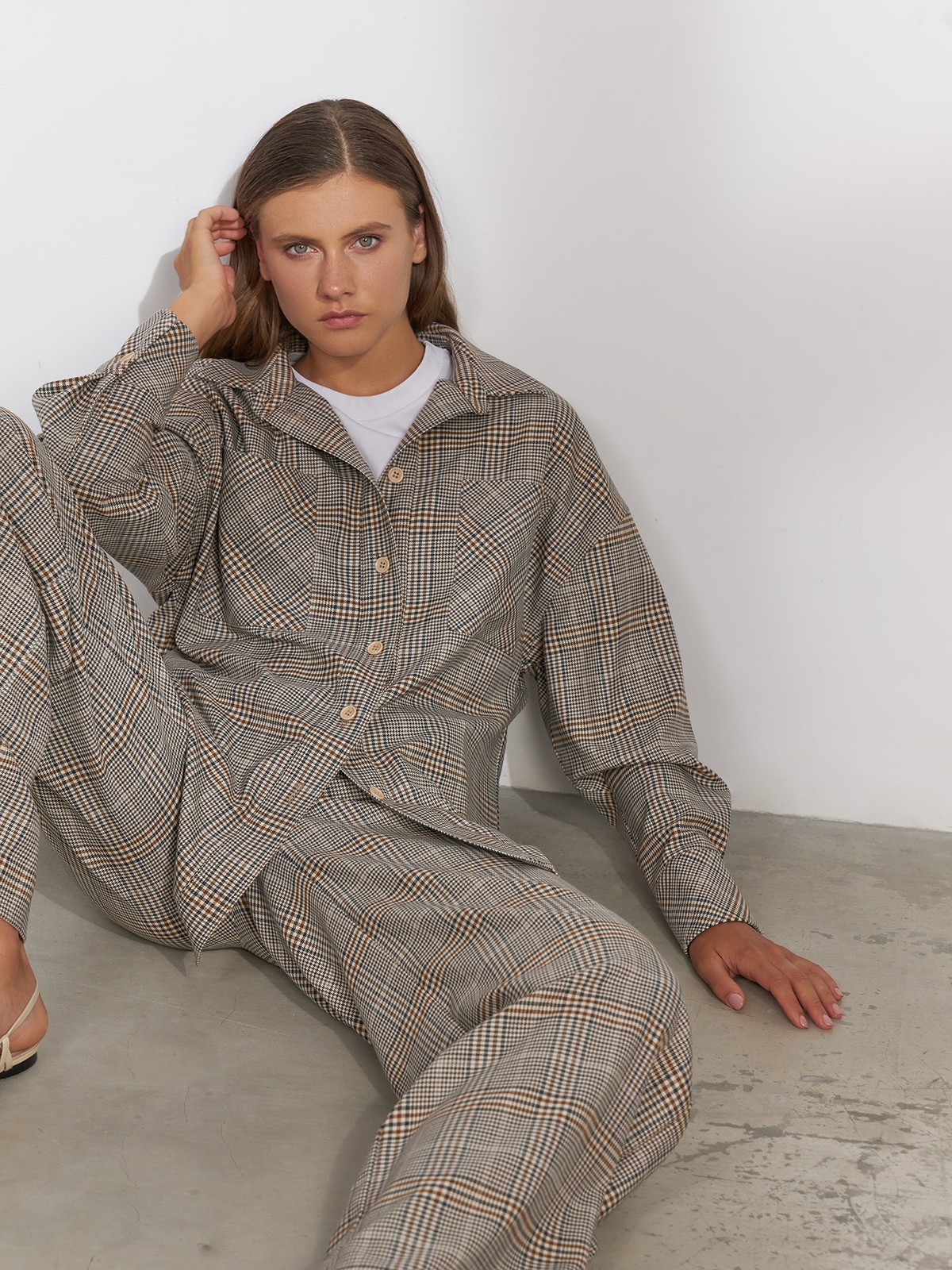




Рубашка в стиле over size, объемная удлиненная с кокеткой на спине для лучшей посадки и перепадом длины, придется по душе поклонницам комфорта. Модель оформлена отложным воротником и пуговицами в тон клетке. Удлиненная спинка и свободный крой помогут создать уютный расслабленный, но при этом собранный образ. Сочетайте с контрастными вещами или с брюками в клетку.

На модели размер XS/S