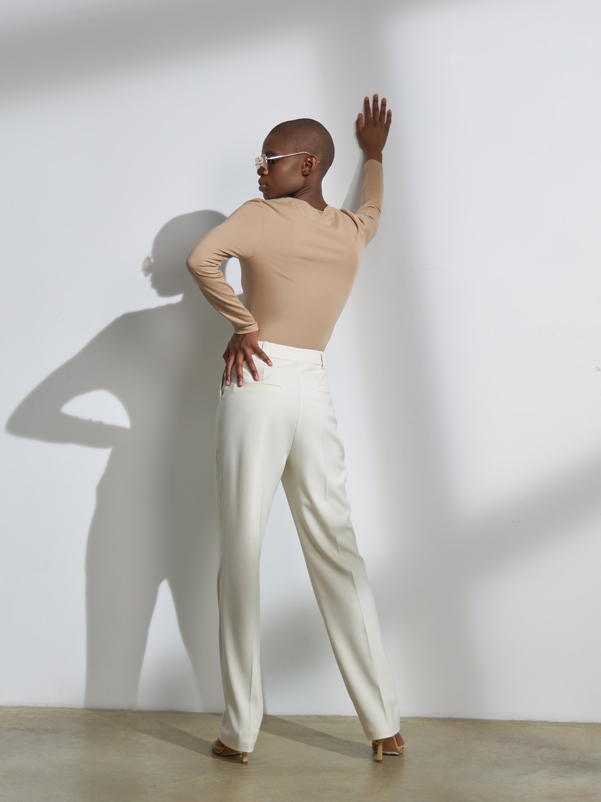 Прямые брюки, цвет: молочный Allweneed
Классические брюки визуально корректируют пропорции благодаря акценту на талии, вертикальным складкам и плавной линии бедер. Носите в сочетании с контрастным или однотонным топом и жакетом в тон.
На модели размер XS