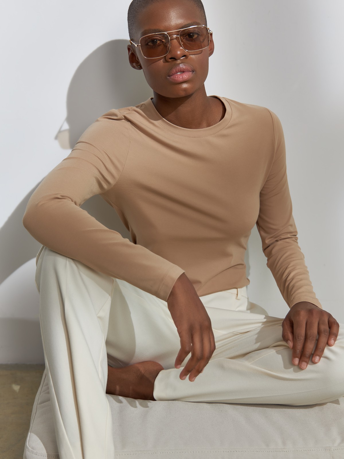 Лонгслив, цвет: бежевый Allweneed
Уютный лонгслив в палитре нейтральных оттенков станет отличным выбором для любого случая: офисного, повседневного или вечернего образа. Выполнен из вискозы в сочетании с нейлоном. Такой материал не мнется и обладает шелковистым блеском, не вытирается и не садится при стирке. Сочетайте с контрастными или вещами в тон для создания актуальных монохромных образов.
На модели размер XS