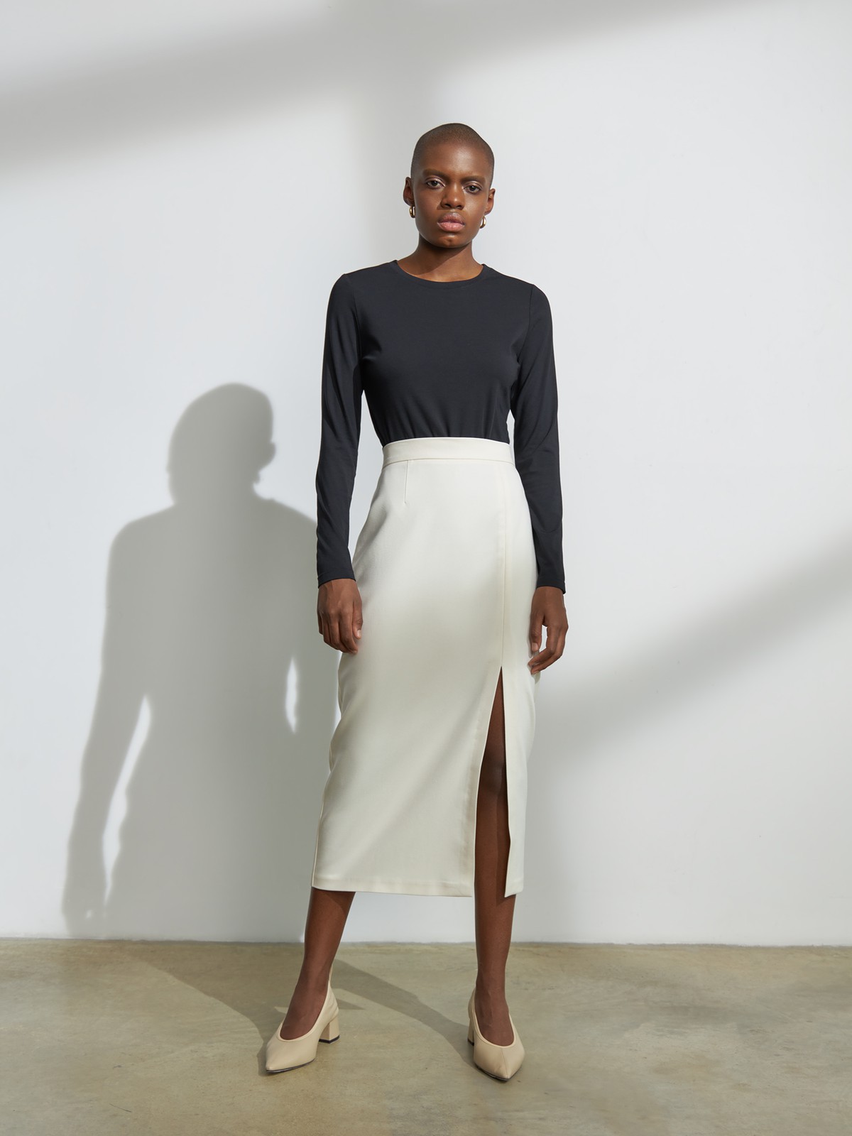 


Уютный лонгслив в палитре нейтральных оттенков станет отличным выбором для любого случая: офисного, повседневного или вечернего образа. Выполнен из вискозы в сочетании с нейлоном. Такой материал не мнется и обладает шелковистым блеском, не вытирается и не садится при стирке. Сочетайте с контрастными или вещами в тон для создания актуальных монохромных образов.

На модели размер XS