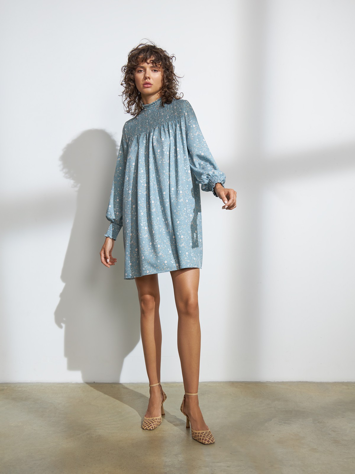 Платье-мини с цветочным принтом, цвет: Цветочный принт на оливковом фоне Allweneed
Нежное и романтичное платье мини с мелким цветочным принтом. Мягкие сборки от груди и объемные рукава добавляют легкий ретро-шарм образу. Такое платье будем смотреться уместно как в будни, так и в выходные, когда запланировано особенное событие. Сочетайте с высокими сапогами или босоножками на ремешках для актуального образа в стиле 70-х.
На модели размер XS