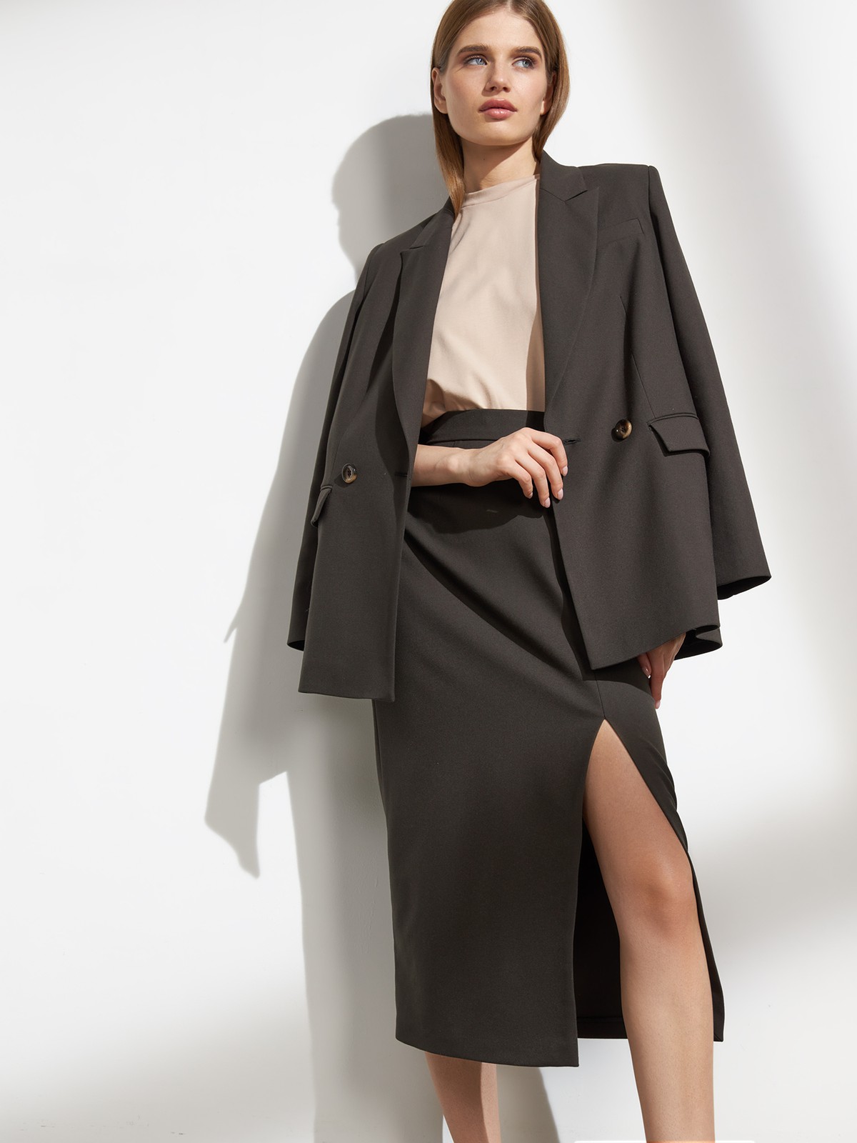 Миди-юбка с разрезом, цвет: темный хаки Allweneed
Юбка-карандаш средней длины. Высокая посадка на талии акцентирует силуэт, а глубокий вырез сбоку придает образу чувственности. Дополните образ контрастной водолазкой или боди, жакетом в тон и туфлями на устойчивом каблуке.
На модели размер XS