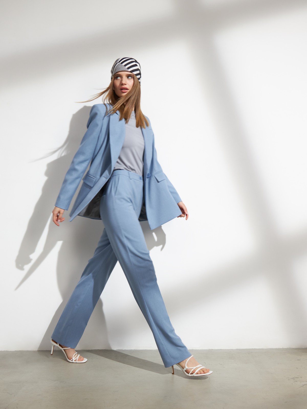 Прямые брюки, цвет: голубой меланж Allweneed
Классические брюки визуально корректируют пропорции благодаря акценту на талии, вертикальным складкам и плавной линии бедер. Носите в сочетании с контрастным или однотонным топом и жакетом в тон.
На модели размер XS