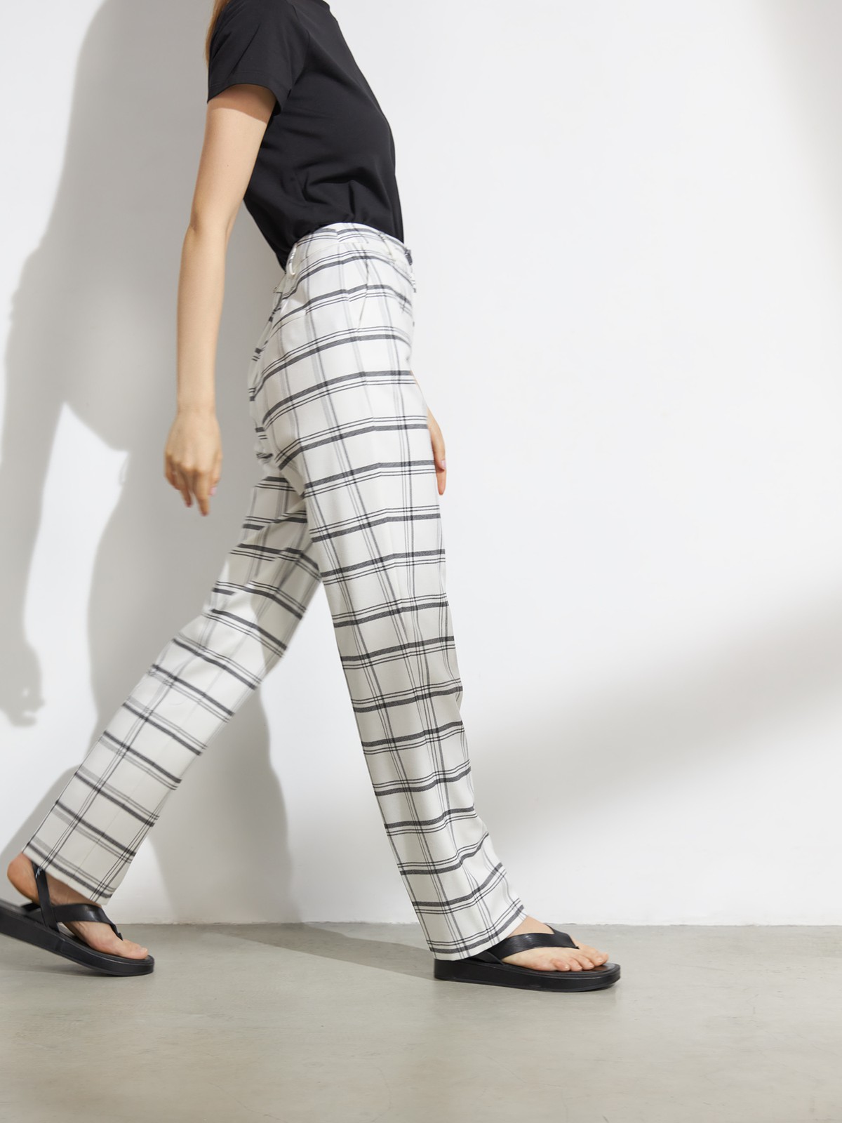 Прямые брюки, цвет: черно-белая клетка Allweneed
Классические брюки визуально корректируют пропорции благодаря акценту на талии, вертикальным складкам и плавной линии бедер. Носите в сочетании с контрастным или однотонным топом и жакетом в тон.
На модели размер XS