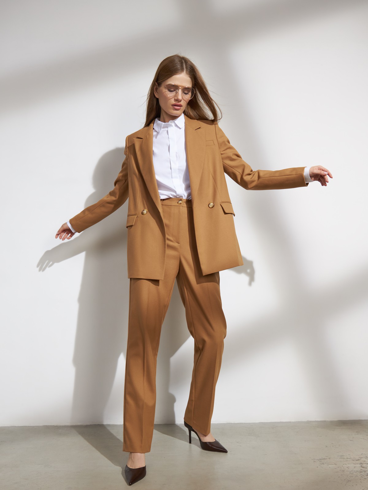 Прямые брюки, цвет: кэмел Allweneed
Классические брюки визуально корректируют пропорции благодаря акценту на талии, вертикальным складкам и плавной линии бедер. Носите в сочетании с контрастным или однотонным топом и жакетом в тон.
На модели размер XS