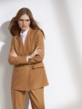 Двубортный жакет, цвет: кэмел Allweneed
Костюмный жакет прямого кроя - классика с заостренными лацканами и карманами на клапанах. Модель выполнена из костюмной ткани, ткань подкладки изготовлена на основе вискозы. Пиджак дополнит образы в casual-стиле с юбками миди, платьями или брюками. Для более расслабленных образов можно подобрать джинсы и платья-комбинации.
На модели размер XS
