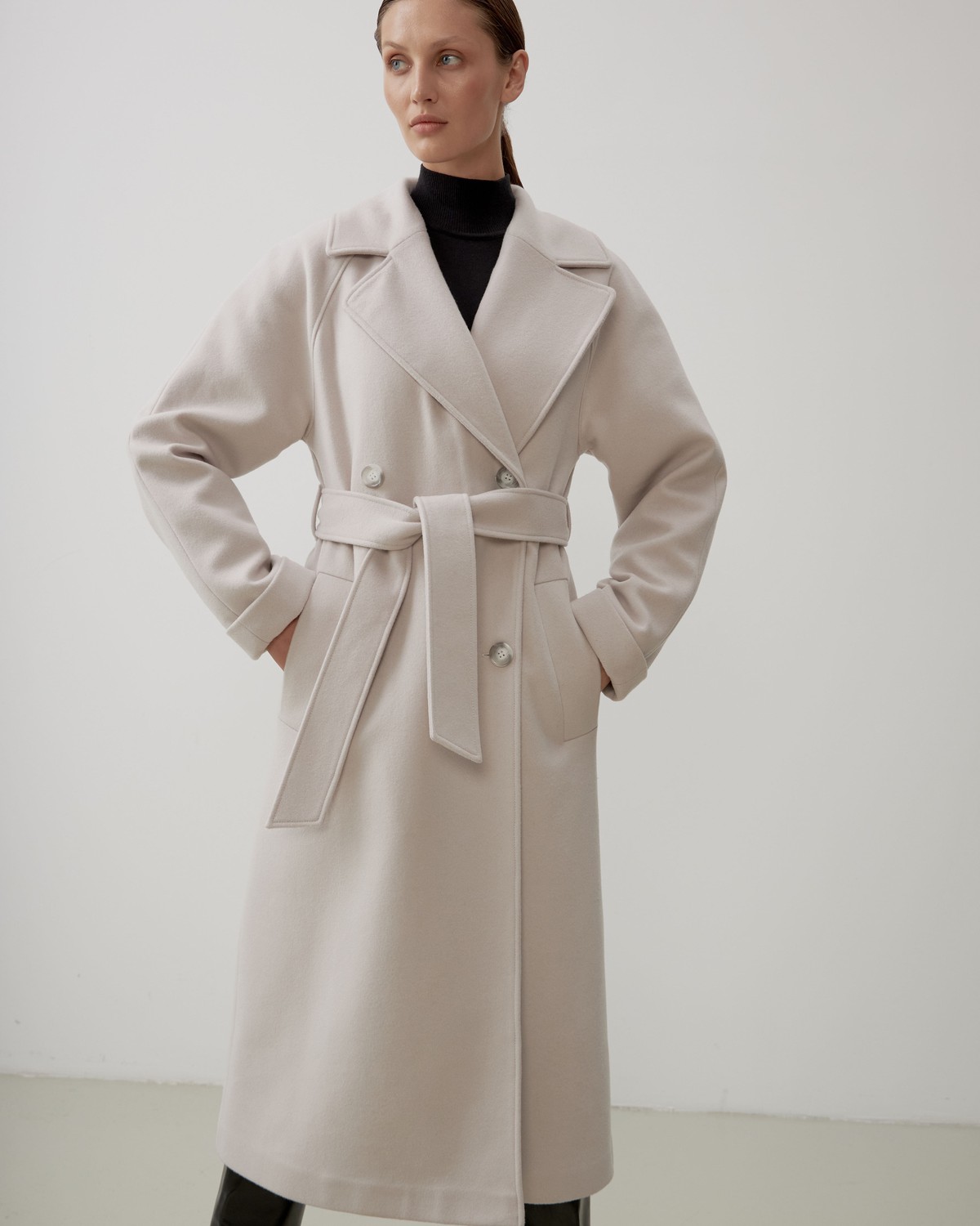 


Двубортное пальто с поясом бестселлер ALL WE NEED. Прямой силуэт, цельнокроеный рукав, который можно подворачивать на нужную высоту. Два глубоких накладных кармана, съемный пояс и застежка на крупные пуговицы. Благодаря универсальному крою пальто остается вне трендов, и его можно сделать частью образа в любом стиле, от классики до спорта.

Температурный режим до +5 C.

На модели размер XS

