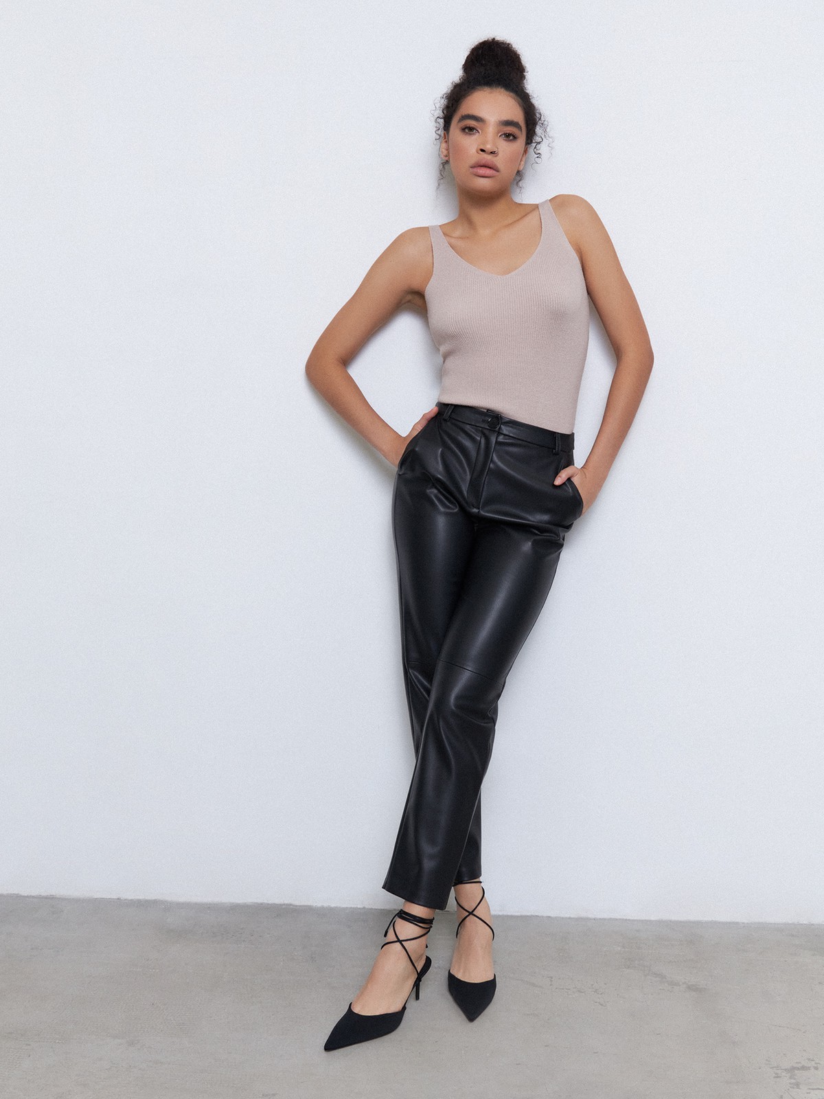 Топ сV-образнымвырезом, и бретелями из вязаного ребристого трикотажа. Облегающий крой подчеркивает фигуру.

На модели размер XS