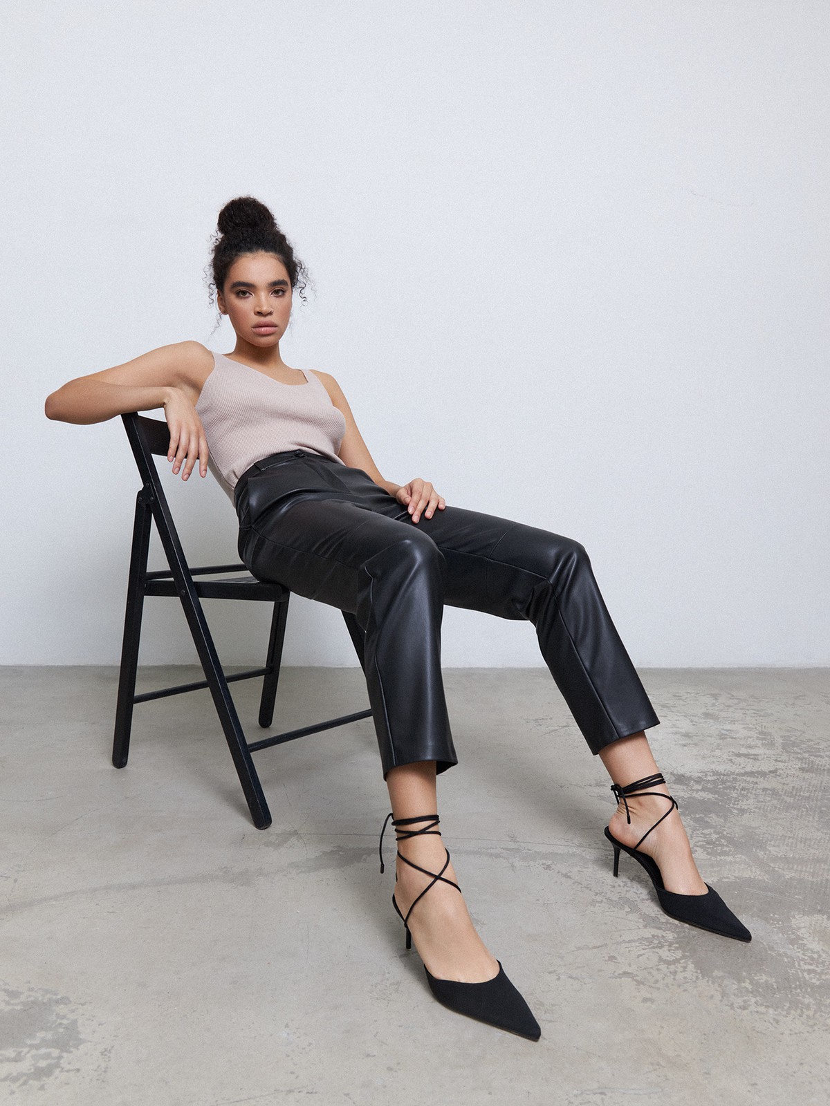 Брюки из экокожи, цвет: Черный Allweneed
Брюки выполнены из мягкой и эластичной экокожи, которая имеет ровный матовый финиш. Экокожа экологичный и прочный материал, поэтому брюки прослужат вам несколько сезонов. Слегка зауженный крой и завышенная талия вытягивают силуэт. Они станут идеальной альтернативой классическим костюмным брюкам. Сочетайте их с белой рубашкой в офисе или с топом на бретельках, когда подруга позвала на кофе.
На модели размер XS