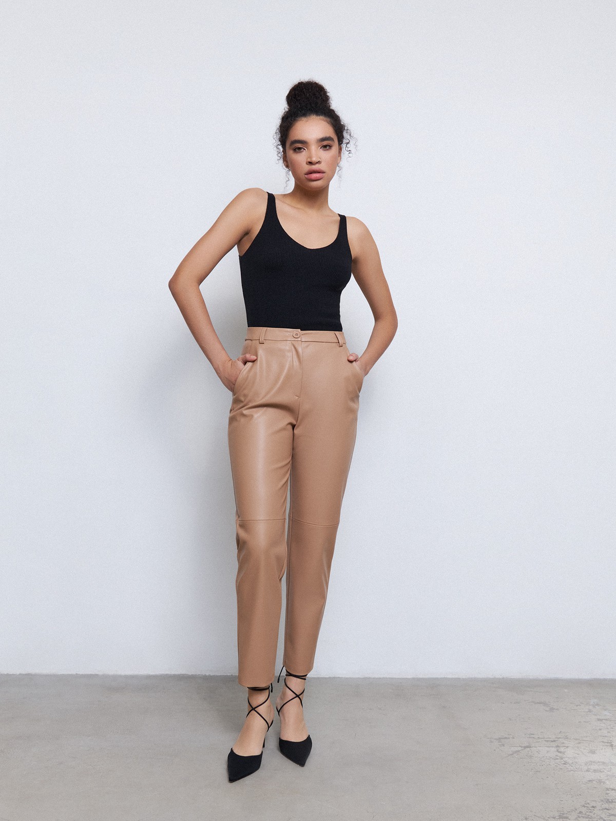 Брюки из экокожи, цвет: кэмел Allweneed
Брюки выполнены из мягкой и эластичной экокожи, которая имеет ровный матовый финиш. Экокожа экологичный и прочный материал, поэтому брюки прослужат вам несколько сезонов. Слегка зауженный крой и завышенная талия вытягивают силуэт. Они станут идеальной альтернативой классическим костюмным брюкам. Сочетайте их с белой рубашкой в офисе или с топом на бретельках, когда подруга позвала на кофе.
На модели размер XS