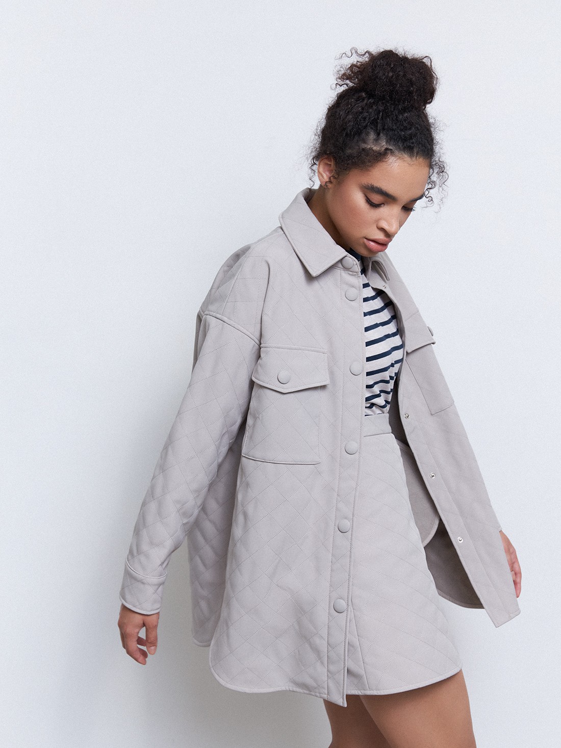 Стеганый жакет, цвет: серо-бежевый Allweneed
Жакет с тонким утеплителем. Легкий жакет для коллекции aw 2021 хорошо держит форму благодаря стежке. Стильный и практичный выбор на каждый день. Каландрированный синтепон равномерно распределяется и не выбивается в швах. Стежка добавляет ноту тепла и уюта всему образу. Носите с рубашкой и юбкой в тон.
На модели размер XS/S