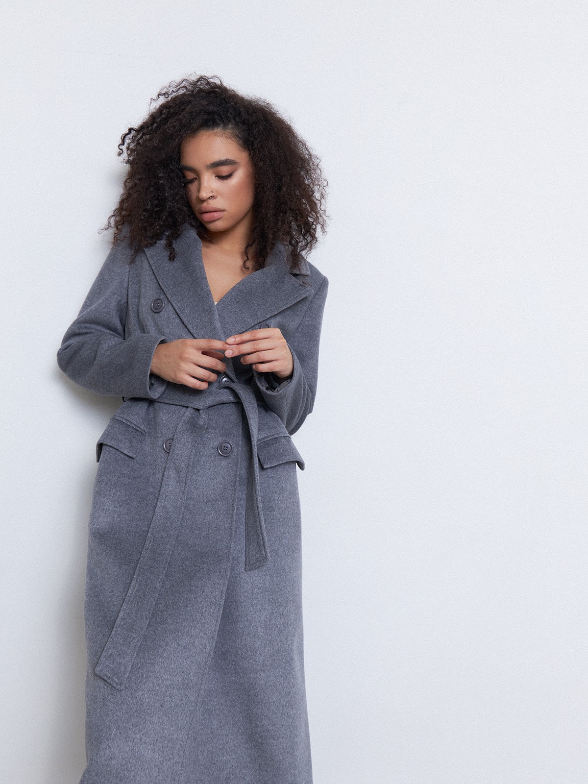 Двубортное пальто с ремнем, цвет: серый меланж Allweneed
Двубортное пальто в стиле мужского пиджака с глянцевым отливом премиальной шерсти влюбляет в себя с первого взгляда! Лаконичное, но эффектное, оно добавит лоск любому образу. Акцентные плечи и лацканы создадут уверенный силуэт, а пояс вокруг талии подчеркнет женственность. Несмотря на большое количество строгих элементов и классический покрой, пальто будет особенно интересно смотреться в образах с платьями, широкими брюками.
Температурный режим до +5 C.
На модели размер XS