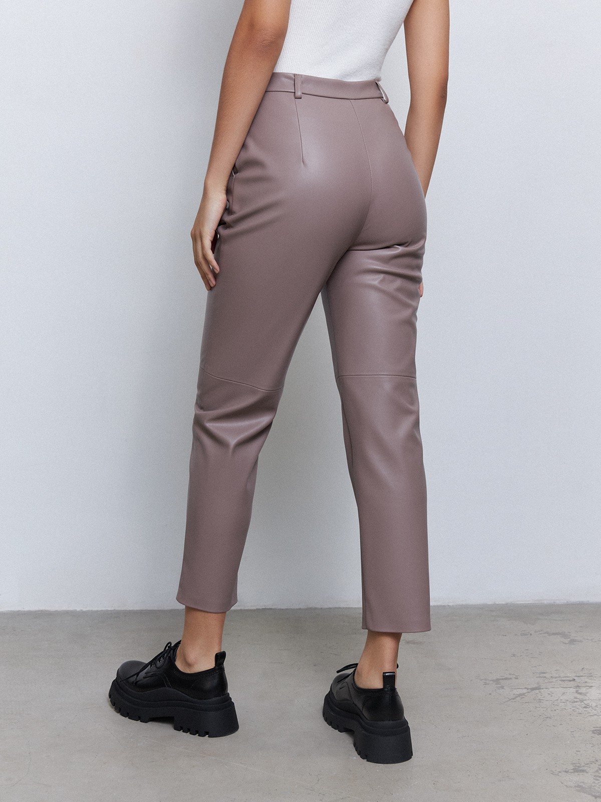 Брюки из экокожи, цвет: серый Allweneed
Брюки выполнены из мягкой и эластичной экокожи, которая имеет ровный матовый финиш. Экокожа экологичный и прочный материал, поэтому брюки прослужат вам несколько сезонов. Слегка зауженный крой и завышенная талия вытягивают силуэт. Они станут идеальной альтернативой классическим костюмным брюкам. Сочетайте их с белой рубашкой в офисе или с топом на бретельках, когда подруга позвала на кофе.
На модели размер XS