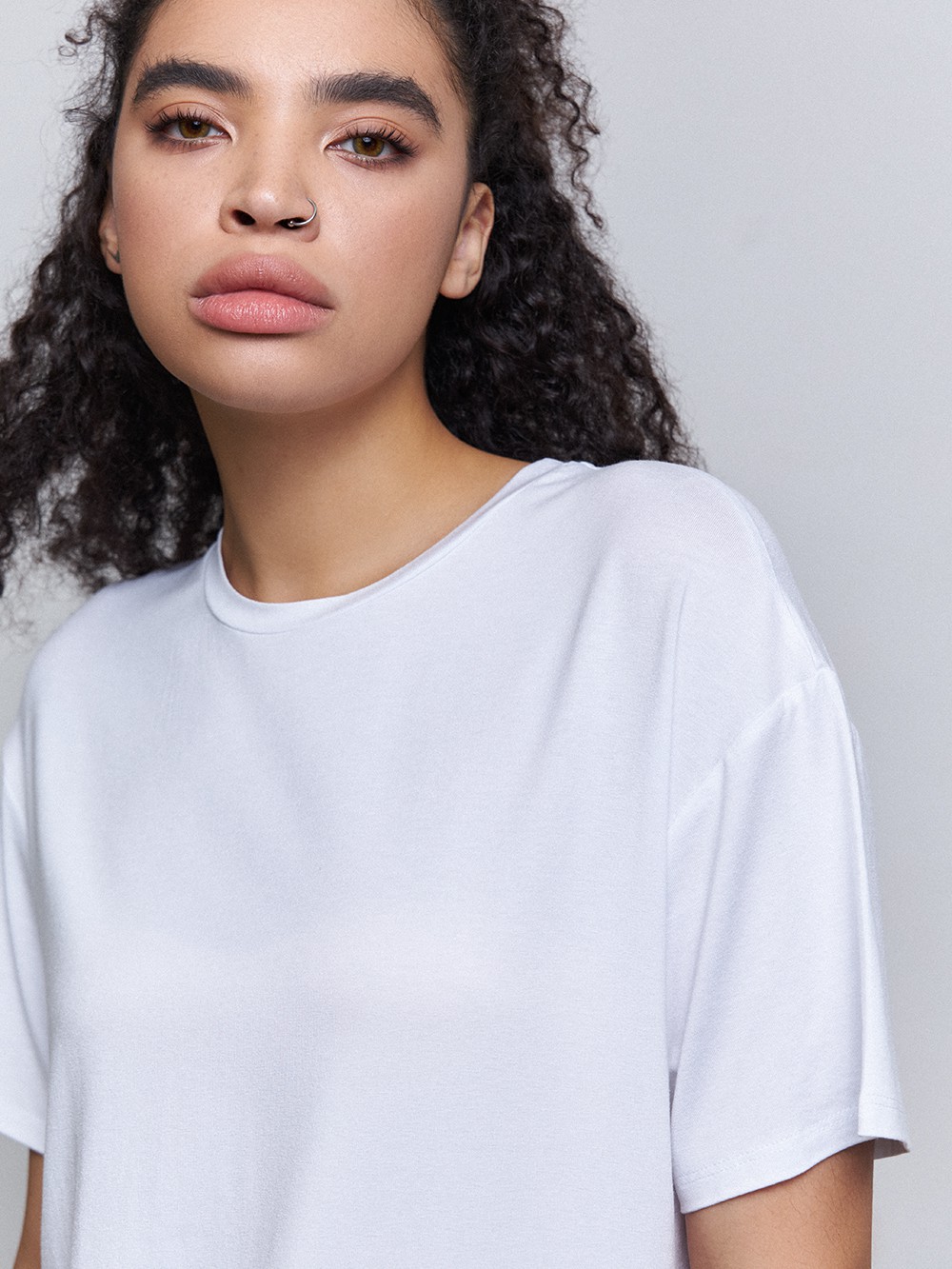 Футболка из вискозы, цвет: белый Allweneed
Футболка из вискозы - отличная альтернатива базовым хлопковым вариантам. Нежная к прикосновению, она не ощущается на коже и придает образу лоска. Носите в сочетании с контрастными брюками, шортами бермудами или юбкой.
На модели размер XS