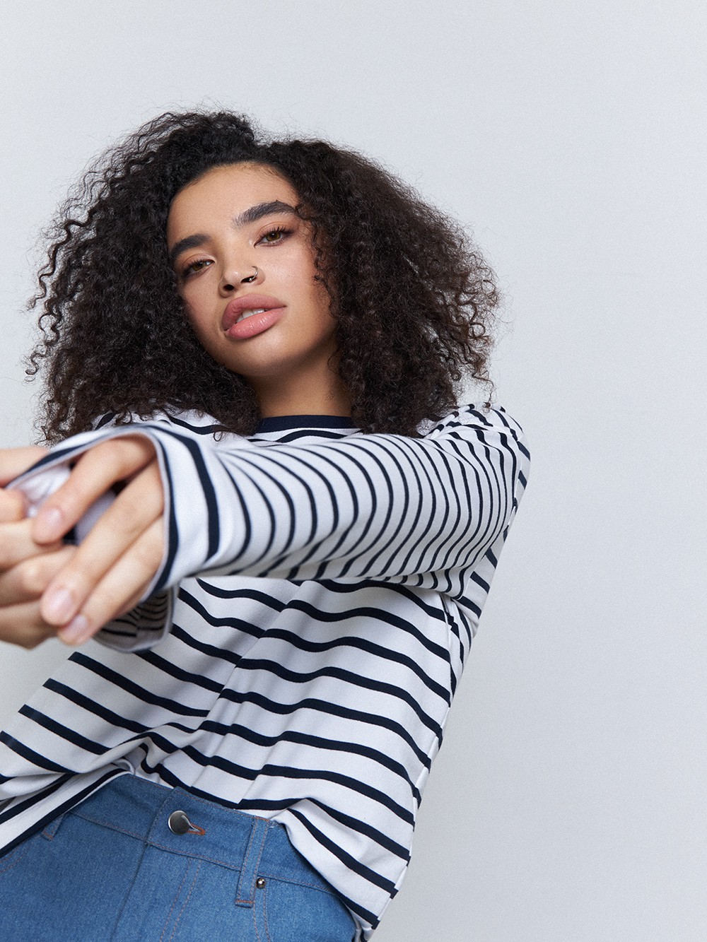 Лонгслив в полоску, цвет: бело-синий Allweneed
Хлопковый лонгслив в бретонскую полоску классика гардероба. Свободный крой добавит образу расслабленности. Тельняшка сохраняет форму и цвет в течение долговременной носки. Составляйте образ для прогулки с джинсами или носите в дуэте с костюмными брюками и жакетом.
На модели размер XS/S