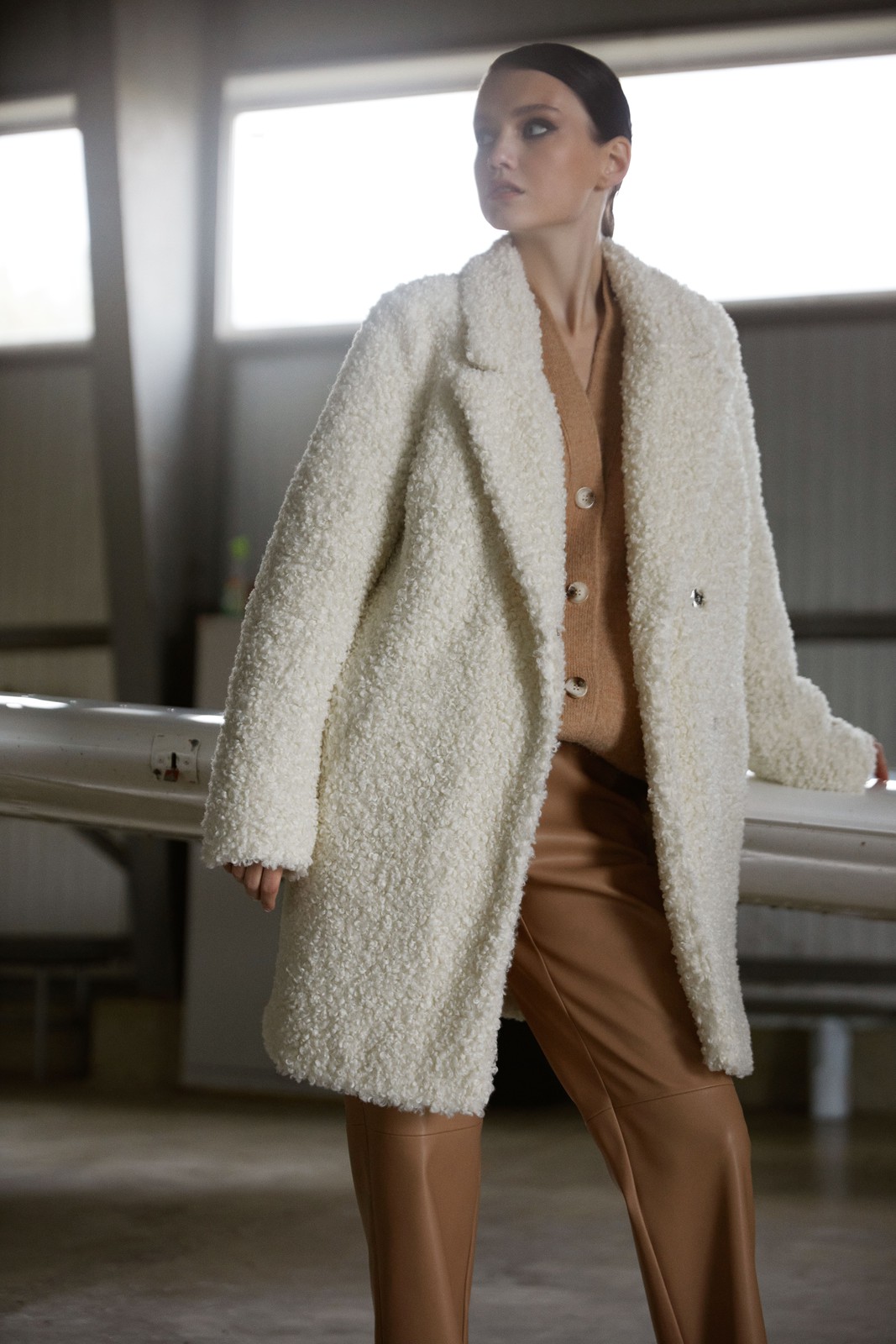 Укороченная шуба из искусственного меха, цвет: молочный Allweneed
Шуба из искусственного меха уже успела стать бестселлером! Экомех экологичная альтернатива натуральному. Сезонная новинка согреет вас в морозные дни и укроет от ветра. Прямой крой и застежка с кнопками для комфорта. Кудрявая фактура меха добавит уюта образу в любом стиле: от классического до спортивного.
На модели размер XS