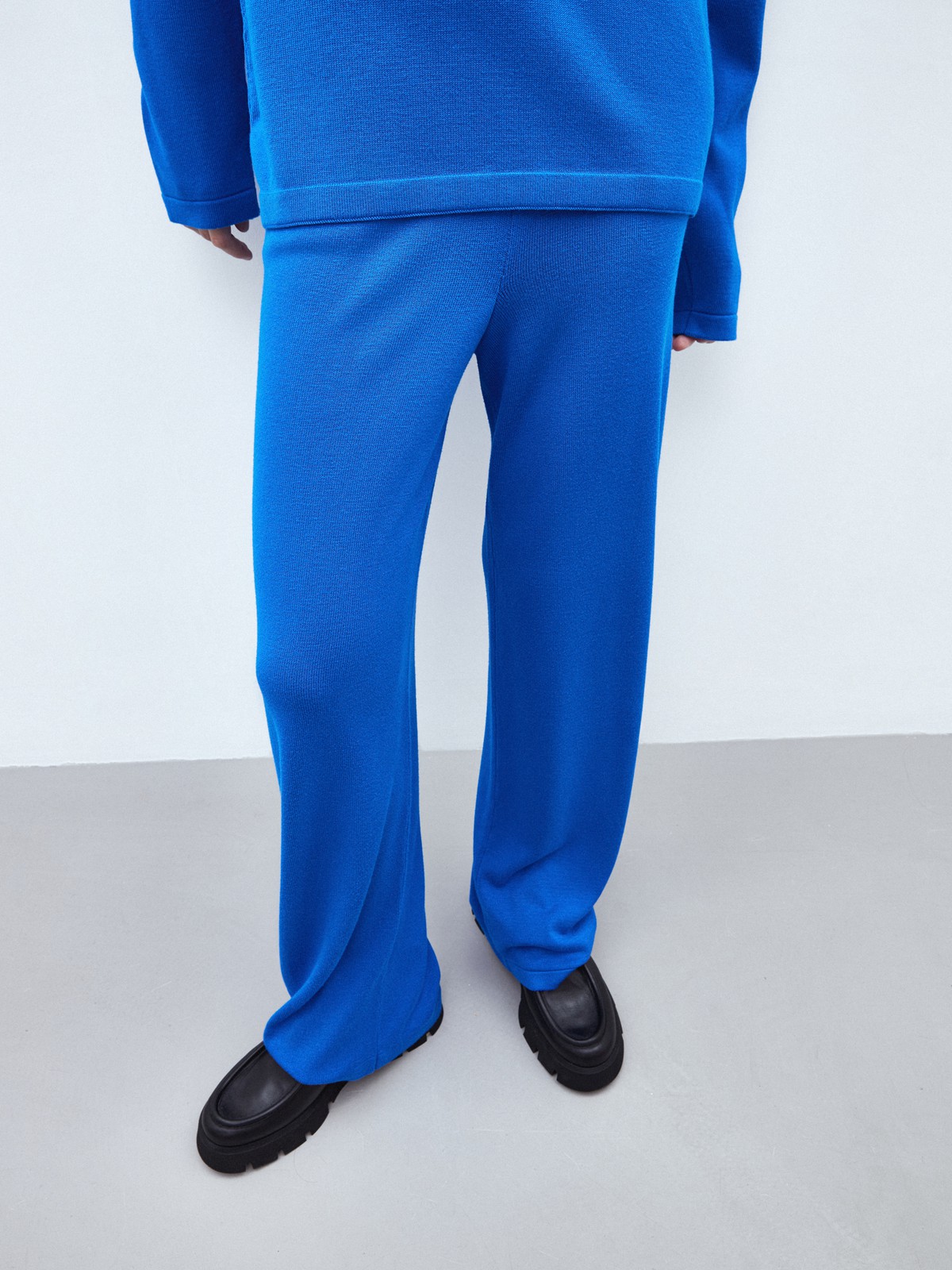 




Один из главных трендов сезона брюки из мягкого петельчатого трикотажа. Теплые и свободные, они согреют и создадут расслабленный образ для дома или отдыха. Нежная вискоза приятно касается кожи. Два глубоких кармана, чтобы спрятать сладости к чаю. Дополните брюки джемпером в тон и зовите подругу на кофе и гулять.

На модели размер XS