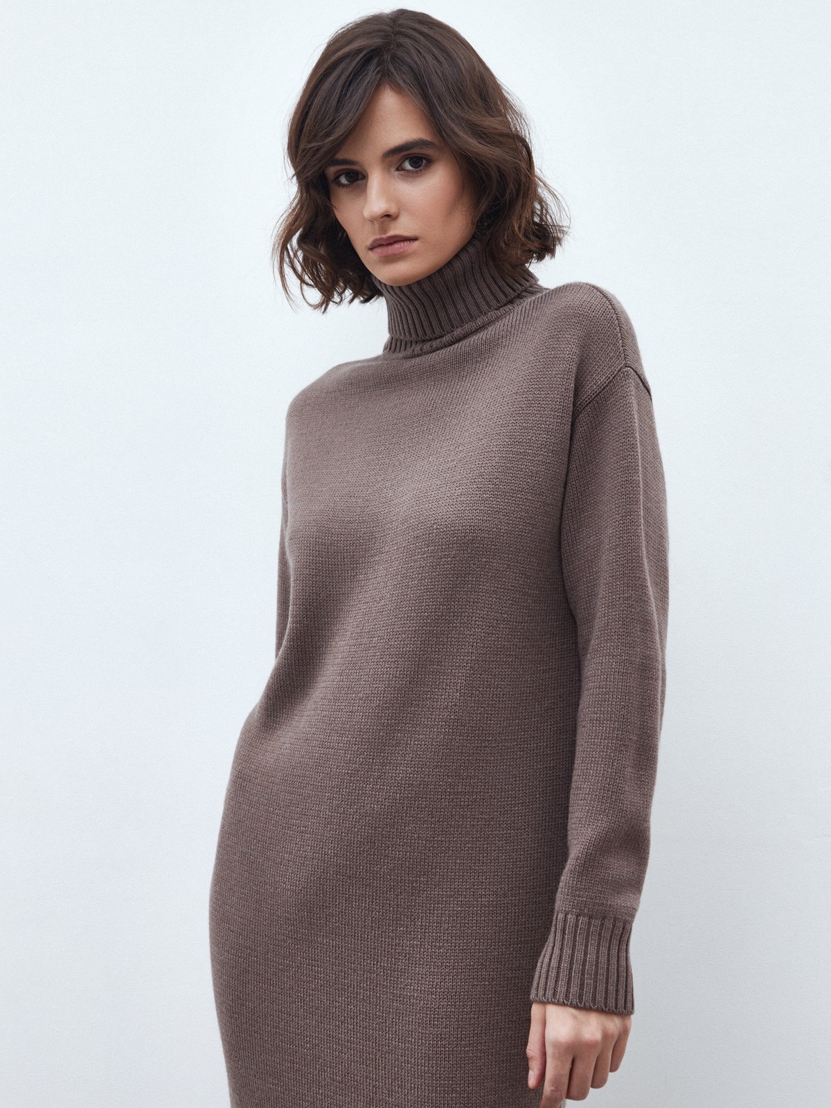 Платье трикотажное, цвет: какао Allweneed Трикотажное платье длины миди прямого кроя. Дополнено широким высоким воротом. По низу рукава и низу изделия притачан манжет, что создает удобство при ношении платья. Идеальный вариант для прохладных зимнихпрогулок и уютных посиделок с друзьями.
На модели размер one size