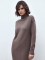 Платье трикотажное, цвет: какао Allweneed Трикотажное платье длины миди прямого кроя. Дополнено широким высоким воротом. По низу рукава и низу изделия притачан манжет, что создает удобство при ношении платья. Идеальный вариант для прохладных зимнихпрогулок и уютных посиделок с друзьями.
На модели размер one size