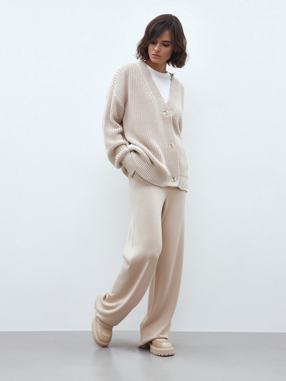 Кардиган трикотажный на пуговицах, цвет: сливочный Allweneed Кардиган oversize с V-образным вырезом и спущенным плечом. Модель дополнена 3 роговыми пуговицами. Дополните теплый и уютный образ бельевым топом или футболкой.
На модели размер one size