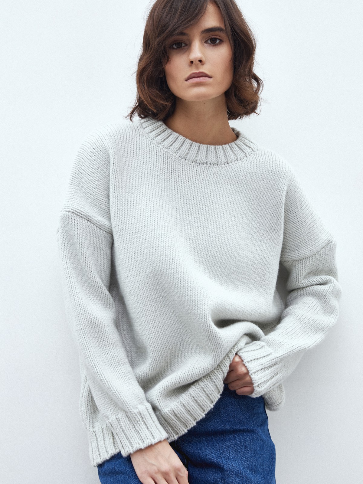 Джемпер oversize, цвет: светло-серый Allweneed
Объемный, теплый, уютный именно такой джемпер хочется видеть в своем гардеробе осенью. Новинка выполнена из смесовой шерсти и оформлена объемной ребристой окантовкой. Oversize крой создаст расслабленный образ, а свободный рукав не сковывает движения. Носите с любимыми джинсами, брюками широкого кроя или юбкой-карандаш. Три оттенка на выбор: молочный, серый и ярко-синий для любой внешности.
На модели размер XS\S