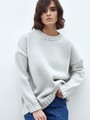 Джемпер oversize, цвет: светло-серый Allweneed
Объемный, теплый, уютный именно такой джемпер хочется видеть в своем гардеробе осенью. Новинка выполнена из смесовой шерсти и оформлена объемной ребристой окантовкой. Oversize крой создаст расслабленный образ, а свободный рукав не сковывает движения. Носите с любимыми джинсами, брюками широкого кроя или юбкой-карандаш. Три оттенка на выбор: молочный, серый и ярко-синий для любой внешности.
На модели размер XS\S