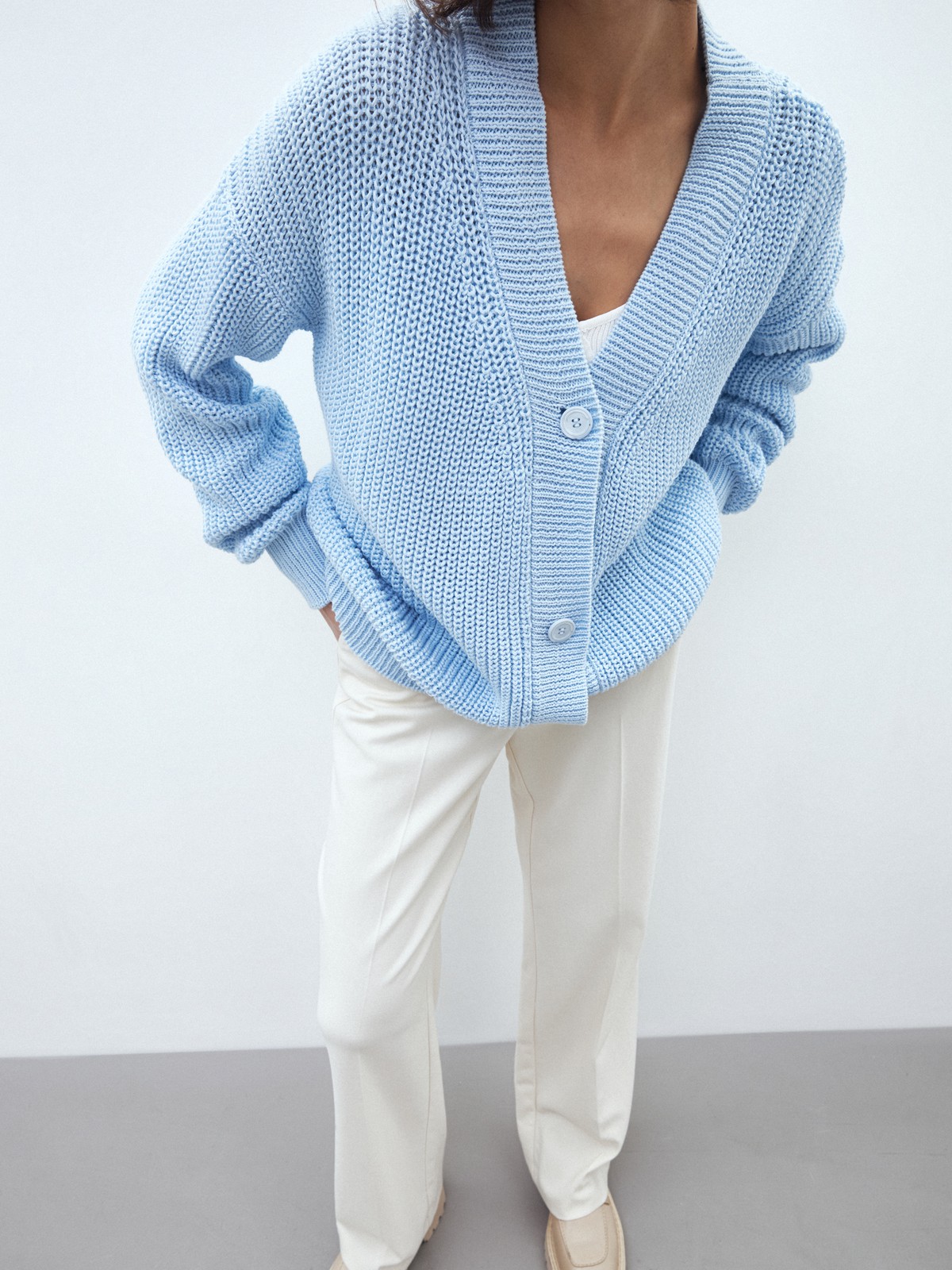 Кардиган трикотажный на пуговицах, цвет: небесный Allweneed Кардиган oversize с V-образным вырезом и спущенным плечом. Модель дополнена 3 роговыми пуговицами. Дополните теплый и уютный образ бельевым топом или футболкой.
На модели размер one size