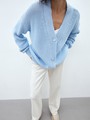 Кардиган трикотажный на пуговицах, цвет: небесный Allweneed Кардиган oversize с V-образным вырезом и спущенным плечом. Модель дополнена 3 роговыми пуговицами. Дополните теплый и уютный образ бельевым топом или футболкой.
На модели размер one size