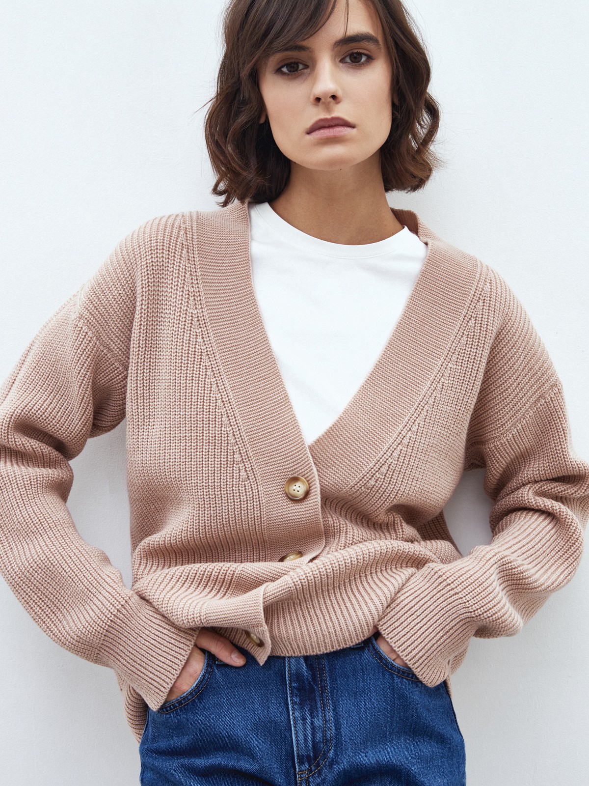 


Кардиган из мягкой и теплой смесовой шерсти, которая прекрасно сохраняет тепло и приятно касается вашей кожи. Фактурная вязка и контрастные крупные пуговицы. С таким кардиганом вы создадите множество уютных образов на каждый день. Нам нравится, как он смотрится на голое тело. Выбирайте среди трех оттенков.

На модели размер ONE SIZE